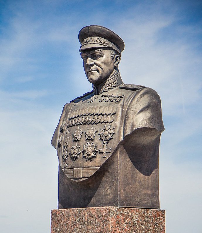 Памятники полководцам. Прохоровское поле памятник Жуков Кутузов. Памятники в Прохоровке Жукову Кутузову Донскому. Памятник полководцам Прохоровка.