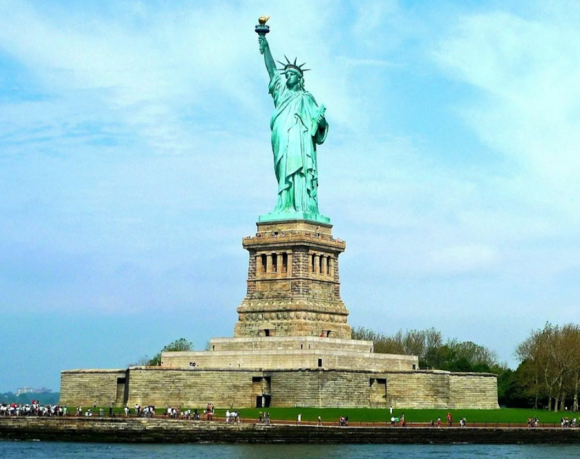 Статуя стран. Статуя свободы Нью-Йорк 2021. Статуя свободы Нью-Йорк фото. Статуя свободы Нью джерси штаты. Памятники Америки самые известные.